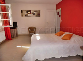
                                                                                        Vente
                                                                                         PERIGORD DOMAINE GITES RECEPTIONS CHASSE 100 HA