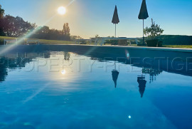 
                                                                                        Vente
                                                                                         PERIGORD NOIR MANOIR GÎTES CHAMBRES D'HÔTES 27 HA