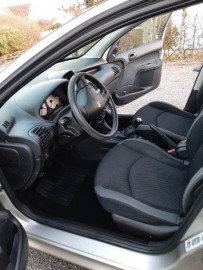 
                                                                                        Voiture
                                                                                         Peugeot 206