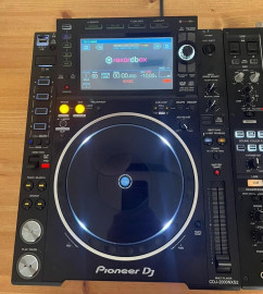 Instrument de musique
Pioneer CDJ 2000 NXS-2 et mixeur DJM 900 NXS-2