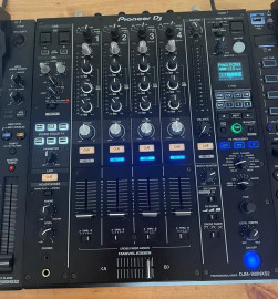 Instrument de musique
Pioneer CDJ 2000 NXS-2 et mixeur DJM 900 NXS-2