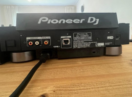 Instrument de musique
Pioneer CDJ 2000 NXS-2 et mixeur DJM 900 NXS-2