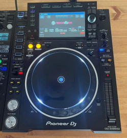 Instrument de musique
Pioneer CDJ 2000 NXS-2 et mixeur DJM 900 NXS-2
