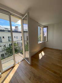
                                                                                        Location
                                                                                         PLACE DE LA CHAPELLE-30M2