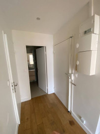 
                                                                                        Location
                                                                                         PLACE DE LA CHAPELLE-30M2