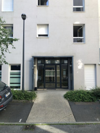 
                                                                                        Location
                                                                                         Place de parking privée