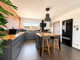 
                                                                                        Vente
                                                                                         Plain-pied 130m2 - 4 chambres - Piscine chauffée - Terrain 1 687 m²