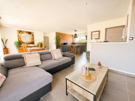 
                                                                                        Vente
                                                                                         Plain-pied 130m2 - 4 chambres - Piscine chauffée - Terrain 1 687 m²