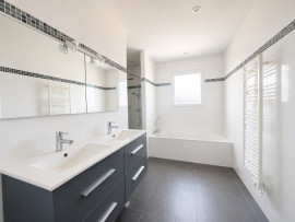 
                                                                                        Vente
                                                                                         Plain-pied 130m2 - 4 chambres - Piscine chauffée - Terrain 1 687 m²
