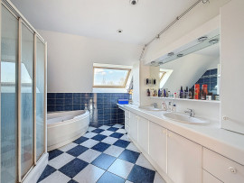 
                                                                                        Vente
                                                                                         PONT HEBERT, maison de 200m2 avec piscine