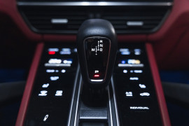 
                                                                                        Voiture
                                                                                         Porsche Cayenne (III) V6 E-Hybrid Platinum Edition