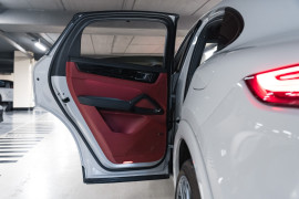 
                                                                                        Voiture
                                                                                         Porsche Cayenne (III) V6 E-Hybrid Platinum Edition