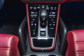 
                                                                                        Voiture
                                                                                         Porsche Cayenne (III) V6 E-Hybrid Platinum Edition