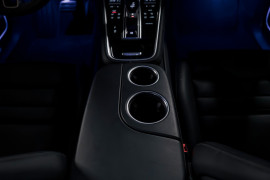 
                                                                                        Voiture
                                                                                         Porsche Panamera 4 E-Hybrid