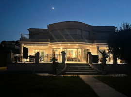 
                                                                                        Vente
                                                                                         Pour horizon, la Méditerranée