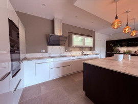 
                                                                                        Vente
                                                                                         Propriété avec 2 maisons indépendantes, 2 piscines, gîte et terrain arboré – 15 min de Bergerac