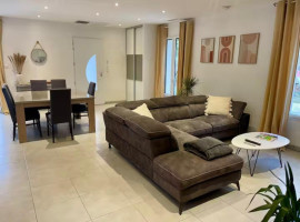 
                                                                                        Vente
                                                                                         Propriété avec 2 maisons indépendantes, 2 piscines, gîte et terrain arboré – 15 min de Bergerac