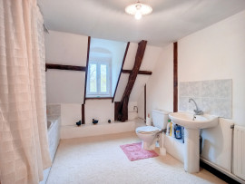 
                                                                                        Vente
                                                                                         Propriété d'environ 426 m2 sur 5,2 hectares avec dépendance