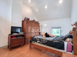 
                                                                                        Vente
                                                                                         Propriété en pierre 6 pièces avec 1,4 hectares de terrain