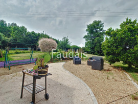 
                                                                                        Vente
                                                                                         Propriété en pierre 6 pièces avec 1,4 hectares de terrain