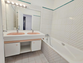 
                                                                                        Vente
                                                                                         Quartier Petit Ivry - PARC  privé - 5p - Balcon