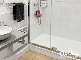 Vente
Rare, maison de village avec cour et piscine