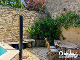 Vente
Rare, maison de village avec cour et piscine