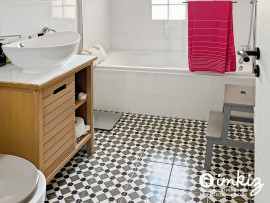 Vente
Rare, maison de village avec cour et piscine