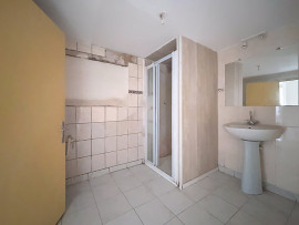 
                                                                                        Vente
                                                                                         SAINT JEAN D'ELLE - Bourg - Maison à rénover avec fort poten