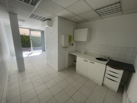 
                                                                                        Location
                                                                                         SAINT-LAURENT-DU-VAR - Local commercial