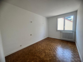 
                                                                                        Vente
                                                                                         Saint-Maur 3 pièces avec parking et cave