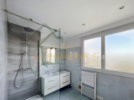 
                                                                                        Location
                                                                                         Spacieux T5 dans résidence prisée avec balcons