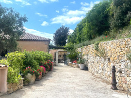 Vente
St Laurent du Var - Haut de villa 135m2 - Grandes terrasses - Dépendance - Vue mer