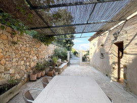 Vente
St Laurent du Var - Haut de villa 135m2 - Grandes terrasses - Dépendance - Vue mer