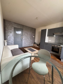 
                                                                                        Location
                                                                                         Studio avec petite chambre séparée.