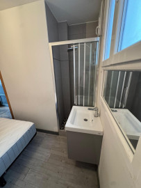 
                                                                                        Location
                                                                                         Studio avec petite chambre séparée.
