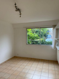 
                                                                                        Location
                                                                                         Studio confortable dans quartier calme