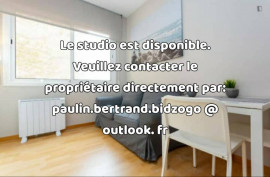 
                                                                                        Location
                                                                                         Studio, environ 22 M², très bon état