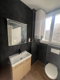 
                                                                                        Vente
                                                                                         Studio loué VILLEJUIF — À 2 pas du Métro