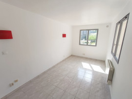 Vente
Studio lumineux avec extérieur privé