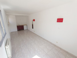 Vente
Studio lumineux avec extérieur privé