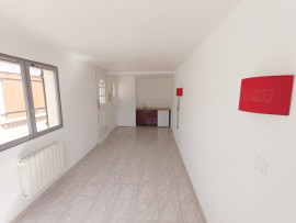 Vente
Studio lumineux avec extérieur privé