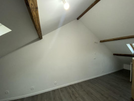 
                                                                                        Location
                                                                                         Studio lumineux sous les toits