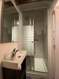 
                                                                                        Location
                                                                                         Studio lumineux sous les toits