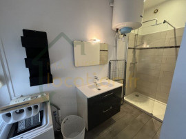 Location
Studio meublé, proche des commodités