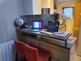 
                                                                                        Location
                                                                                         Studio meublé, simple et prêt à s’installer.