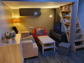 
                                                                                        Location
                                                                                         Studio meublé, simple et prêt à s’installer.