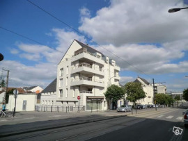 
                                                                                        Location
                                                                                         Studio meublé, très bon état
Idéal étudiant(e).