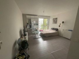 
                                                                                        Location
                                                                                         Studio Montreuil/Vincennes