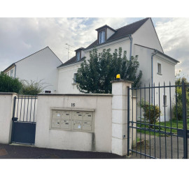 
                                                                                        Location
                                                                                         Studio RDC avec jardin et terrasse